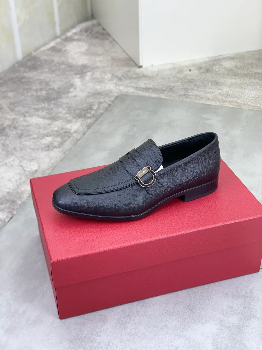 Men's men's shoes 💰P600💰[New model] High quality water-dyed cowhide 🆘[Salvatore Ferragamo] Ferragamo's latest casual business leather shoes for men! Listed simultaneously! The fabric is made of specially imported original calfskin, and the interior is made of imported water-dyed cowhide. It is absolutely luxurious and leads the fashion trend. Matching code: 38-44 (45 and 46 can be customized) 5️⃣ colors available